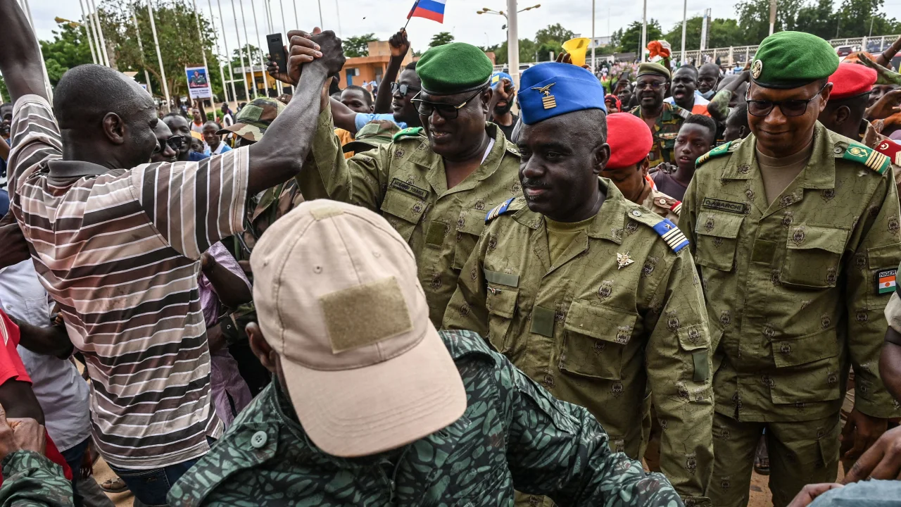 Alors que le délai critique pour le coup d'État militaire au Niger expire, l'espace aérien du pays se ferme en raison d'une "menace d'intervention"