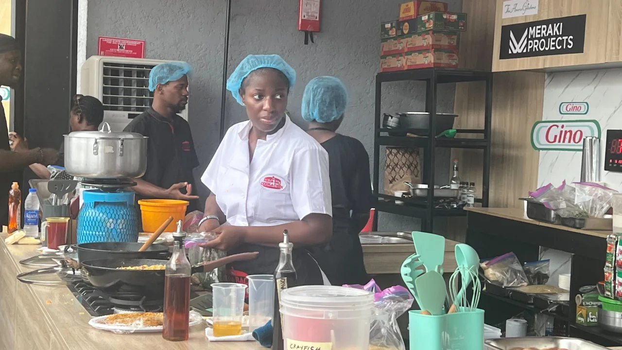 La chef nigériane Hilda Bassey cuisine pendant 100 heures lors d'une tentative de record du monde