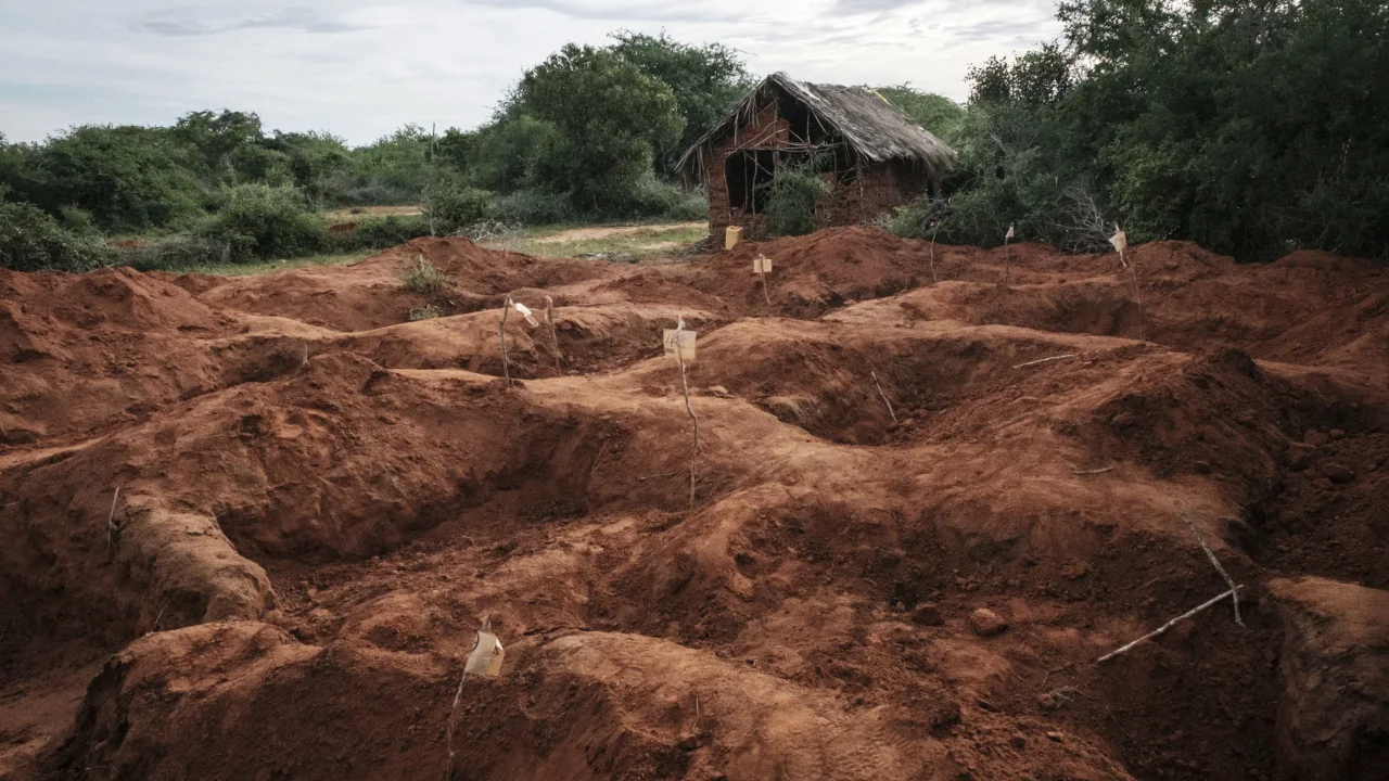 Un chef religieux lié à une affaire de famine au Kenya devra faire face à de "possibles accusations de terrorisme"